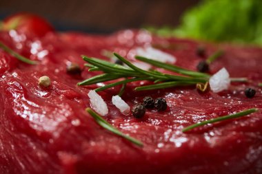 Sebze ve baharat, yakın çekim, sığ derinlik-in tarla ile kayrak gemide çiğ biftek bileşimi