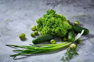 Taze sebze hayat hala beyaz dokulu arka plan, yakın çekim, düz lay üzerinde.