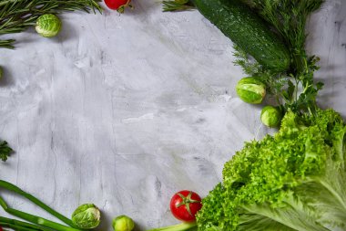 Yuvarlak kare yapılan sebze ve otlar dokulu beyaz bir arka plan üzerinde uzay kopyalayın, görünümü top