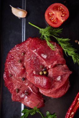 Sebzeler, otlar ve metal tepsi, yakın çekim, seçici odak spicies çiğ biftek düz lay