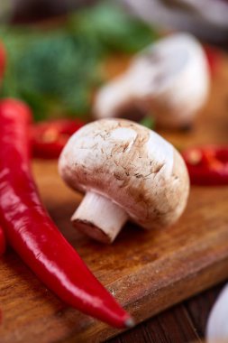 Sebze kesme tahtası üzerinde plaka üzerinde beyaz tuz ile dokulu arka plan, yakın çekim, seçici odak.