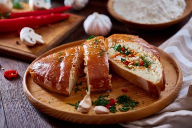 Kırsal mutfağı natürmort pasta, sebze ve otlar üzerinde kesme tahtası üzerinde beyaz arka plan, seçici odak ile.