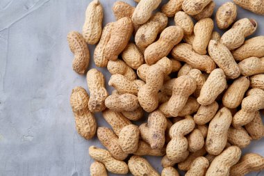 Dikişsiz desen izole beyaz arka plan, üstten görünüm, yakın çekim, seçici odak yer fıstığı kabuklu