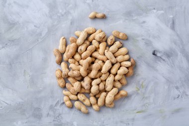 Dikişsiz desen izole beyaz arka plan, üstten görünüm, yakın çekim, seçici odak yer fıstığı kabuklu