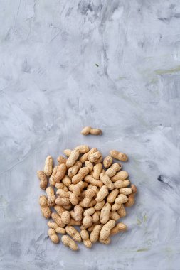 Dikişsiz desen izole beyaz arka plan, üstten görünüm, yakın çekim, seçici odak yer fıstığı kabuklu