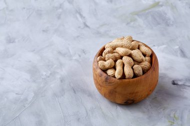 Ahşap kase rustik ahşap arka plan closeup, seçici odak içinde soyulmamış fıstık