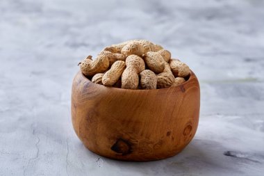 Ahşap kase rustik ahşap arka plan closeup, seçici odak içinde soyulmamış fıstık