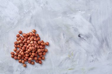 Yığında izole beyaz arka plan, seçici odak, sığ derinlik-in tarla ham fındık