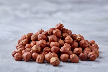 Yığında izole beyaz arka plan, seçici odak, sığ derinlik-in tarla ham fındık