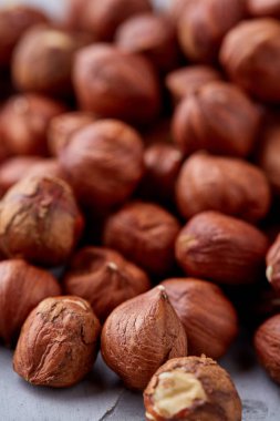 Yığında izole beyaz arka plan, seçici odak, sığ derinlik-in tarla ham fındık