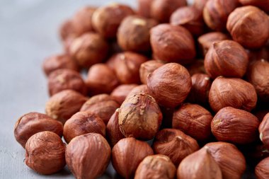 Yığında izole beyaz arka plan, seçici odak, sığ derinlik-in tarla ham fındık