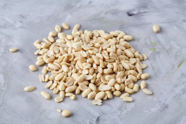 Yığın üzerinde izole peelled fıstık beyaz dokulu arka plan, arka plan, üstten görünüm, yakın çekim, seçici odak