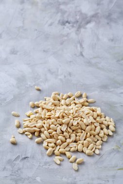 Yığın üzerinde izole peelled fıstık beyaz dokulu arka plan, arka plan, üstten görünüm, yakın çekim, seçici odak