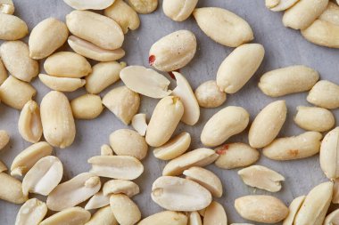 Yığın üzerinde izole peelled fıstık beyaz dokulu arka plan, arka plan, üstten görünüm, yakın çekim, seçici odak