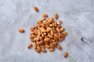 Badem gri arka planda, düz ile Seamless Modeli yatıyordu, yakın çekim.