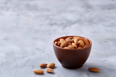 Badem beyaz kase dokulu arka plan, üstten görünüm, yakın çekim, seçici odak.