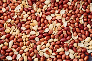 Tepsi üzerinde beyaz ekmek üzerinde soyulmuş ham fıstık karışımı dokulu arka plan, seçici odak, sığ derinlik-in tarla.