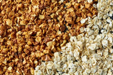 Granola ve yulaf ezmesi koyu arka plan, üstten görünüm, yakın çekim, seçici odak sağlıklı karışımı