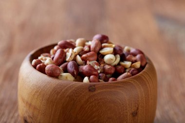 Ahşap plaka izole ahşap arka plan, üstten görünüm, yakın çekim üzerinde ham karışık fıstık.