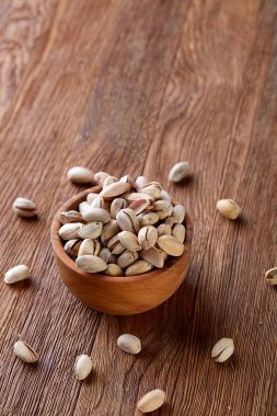 Badem ahşap arka plan, üstten görünüm, seçici odak kahverengi kase.