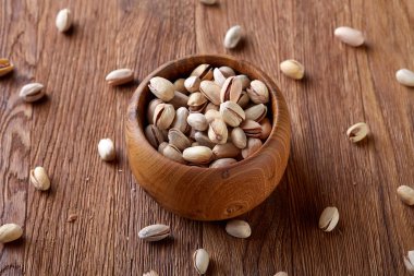 Badem ahşap arka plan, üstten görünüm, seçici odak kahverengi kase.