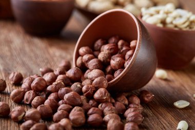 Kopya alanı, üstten görünüm, seçici odak wihite zemin üzerine ahşap kase fındık.