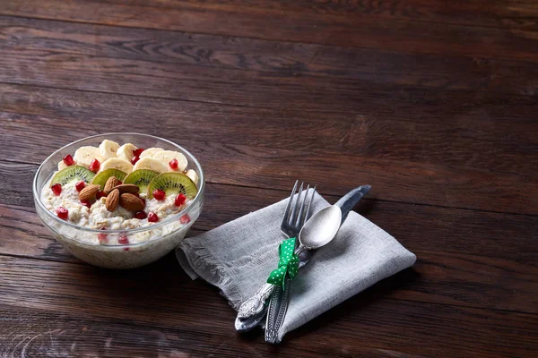 El desayuno bodegón con avena gachas y frutas, vista superior, enfoque selectivo, poca profundidad de campo . —  Fotos de Stock