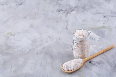 Deniz tuzu seramik kase ve kaşık yemek pişirmek ya da spa beyaz arka plan, üstten görünüm, seçici odak için bileşimi