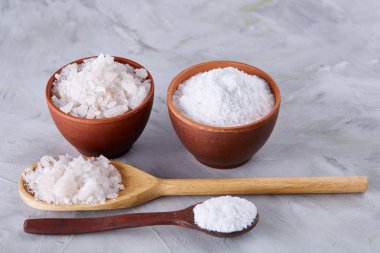 Deniz tuzu seramik kase ve kaşık yemek pişirmek ya da spa beyaz arka plan, üstten görünüm, seçici odak için bileşimi