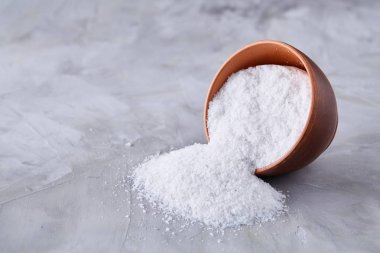 Deniz tuzu seramik kase ve kaşık yemek pişirmek ya da spa beyaz arka plan, üstten görünüm, seçici odak için bileşimi