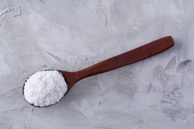 Deniz tuzu seramik kase ve kaşık yemek pişirmek ya da spa beyaz arka plan, üstten görünüm, seçici odak için bileşimi