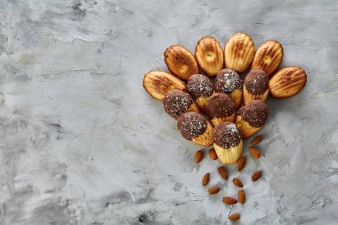 Beyaz arka plan, yakın çekim, seçici odak fan şeklinde düzenlenmiş lezzetli Badem Çerezler