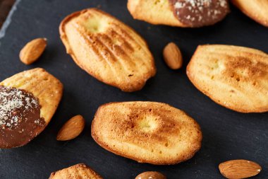 Fırından yeni çıkmış taş gemide Badem Çerezler ahşap arka plan, üstten görünüm, seçici odak üzerinde.