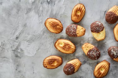 Düzenlenmiş beyaz arka plan, yakın çekim, seçici odak lezzetli Badem Çerezler