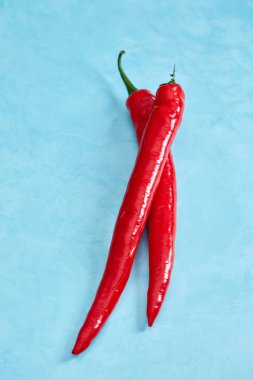 Taze kırmızı acı biber bir mavi arka plan, üstten görünüm, yakın çekim