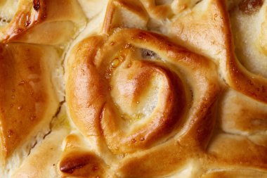 Ev yapımı gül ekmek beyaz dokulu arka plan, yakın çekim, sığ derinlik-in tarla, üstten görünüm