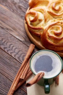 Ev yapımı gül ekmek, fincan kahve, anason ve tarçın antika arka plan, yakın çekim, seçici odak