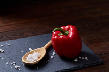Taze üzüm domates, biber ve tuz ahşap zemin, seçici odak üzerine tahta kaşık ile vejetaryen natürmort