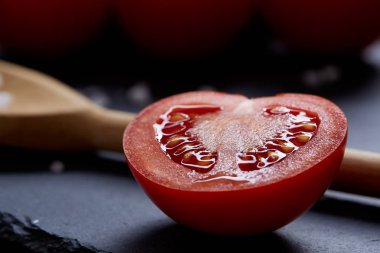 Taze üzüm domates, biber ve tuz ahşap zemin, seçici odak üzerine tahta kaşık ile vejetaryen natürmort