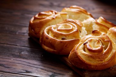 Ev yapımı gül buns üzerinde ahşap kesme tahtası rustik antika arka plan, yakın çekim, sığ derinlik-in tarla