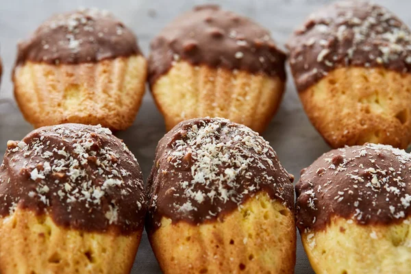 Lekkere amandel koekjes op witte achtergrond, close-up, selectieve aandacht verzorgd — Stockfoto