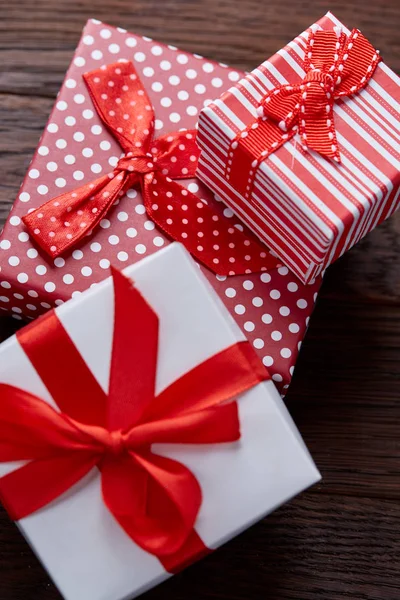 휴일 선물 리본 및 활 나무 배경, 평면도, 클로즈업에 작은 빨간색 상자에 정 — 스톡 사진