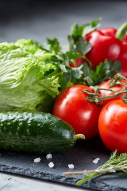 Çeşitli taze sebze ve otlar beyaz dokulu arka plan, üstten görünüm, seçici odak lezzetli kompozisyon.