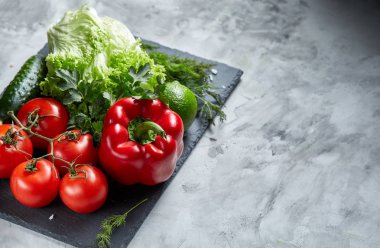 Çeşitli taze sebze ve otlar beyaz dokulu arka plan, üstten görünüm, seçici odak lezzetli kompozisyon.