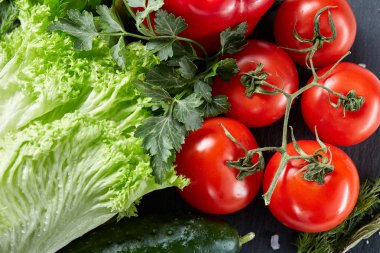 Çeşitli taze sebze ve otlar beyaz dokulu arka plan, üstten görünüm, seçici odak lezzetli kompozisyon.