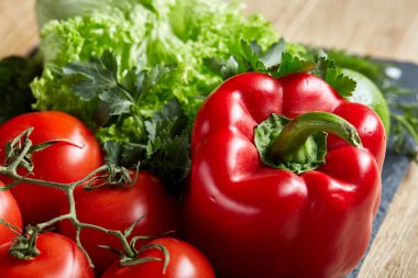 Çeşitli taze sebze ve otlar rustik ahşap arka plan, üstten görünüm, seçici odak sanatsal natürmort.