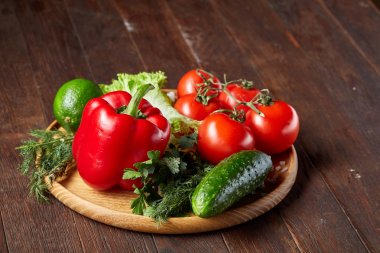 Çeşitli taze sebze ve otlar rustik ahşap arka plan, üstten görünüm, seçici odak sanatsal natürmort.