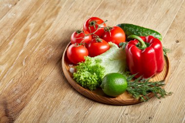 Çeşitli taze sebze ve otlar rustik ahşap arka plan, üstten görünüm, seçici odak sanatsal natürmort.