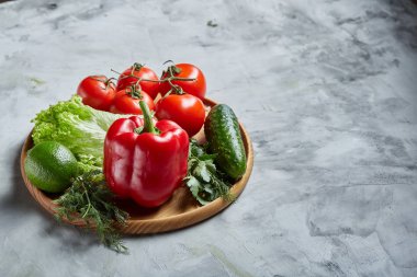 Çeşitli taze sebze ve otlar beyaz dokulu arka plan, üstten görünüm, seçici odak lezzetli kompozisyon.