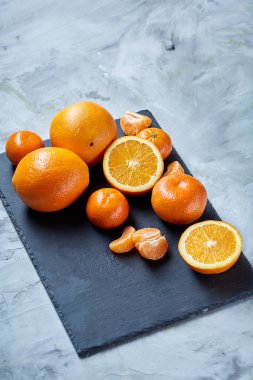 Taze mandalina ve turuncu masa, yakın çekim kesme üzerinde tam ve yarım kesilmiş